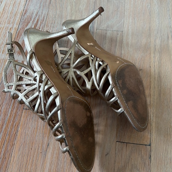 Vince Camuto size 10 Pelena gold Strappy sandals - Picture 9 of 9